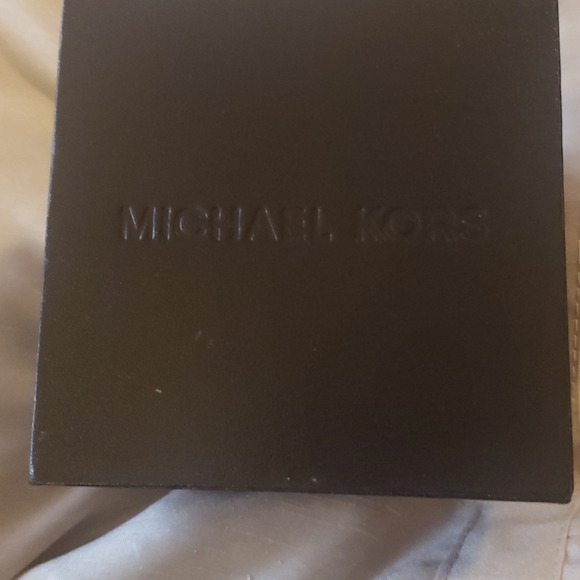 Authentic Pre-owne Gold Womens Michael Kors watch - Picture 2 of 4